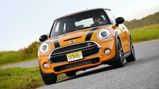 Moldura cromada da grade agora faz a volta pelo para-choque | <a href="https://gutenberg.quatrorodas.abril.com.br/carros/impressoes/mini-cooper-s-779912.shtml" rel="migration">Leia mais</a> Moldura cromada da grade agora faz a volta pelo para-choque | <a href="https://gutenberg.quatrorodas.abril.com.br/carros/impressoes/mini-cooper-s-779912.shtml" rel="migration">Leia mais</a>