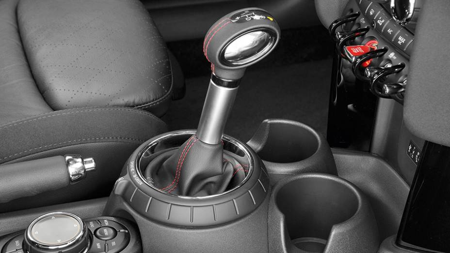 Bot&atilde;o girat&oacute;rio no console ajusta dire&ccedil;&atilde;o, c&acirc;mbio e motor | <a href="https://gutenberg.quatrorodas.abril.com.br/carros/impressoes/mini-cooper-s-779912.shtml" rel="migration">Leia mais</a>