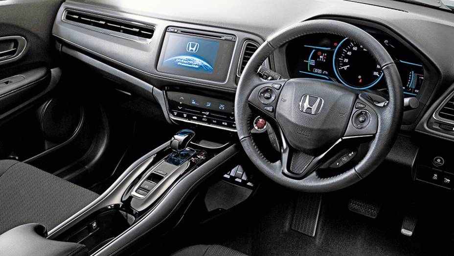 O design interno não muda, mas acabamento e alguns equipamentos, como o ar-condicionado, deverão ser mais simples na versão nacional | <a href="https://gutenberg.quatrorodas.abril.com.br/carros/impressoes/honda-vezel-777550.shtml" rel="migration">Leia mais</a>