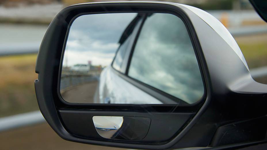 Espelho inferior mostra roda dianteira | <a href="https://gutenberg.quatrorodas.abril.com.br/carros/impressoes/honda-vezel-777550.shtml" rel="migration">Leia mais</a> Espelho inferior mostra roda dianteira | <a href="https://gutenberg.quatrorodas.abril.com.br/carros/impressoes/honda-vezel-777550.shtml" rel="migration">Leia mais</a>