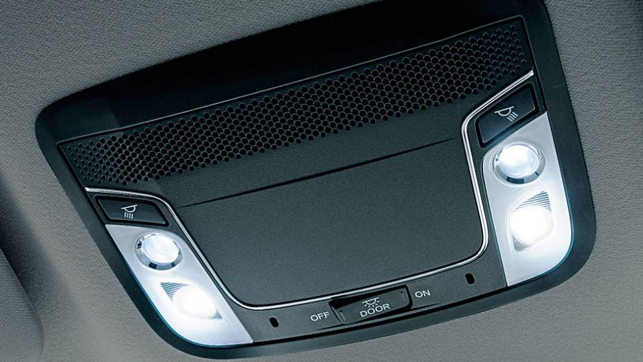 H&aacute; luzes de leitura individuais no teto | <a href="https://gutenberg.quatrorodas.abril.com.br/carros/impressoes/honda-vezel-777550.shtml" rel="migration">Leia mais</a>
