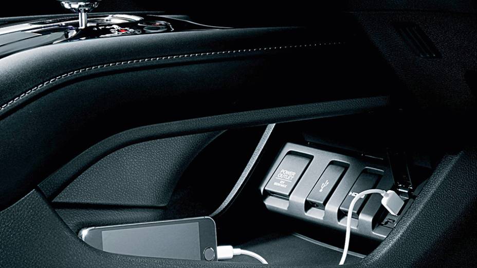 Além de bonito, console flutuante é útil | <a href="https://gutenberg.quatrorodas.abril.com.br/carros/impressoes/honda-vezel-777550.shtml" rel="migration">Leia mais</a>