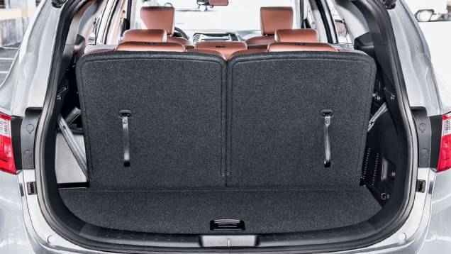 Com mais porta-malas, Grand Santa Fe tem alças para rebatimento dos bancos traseiros | <a href="https://gutenberg.quatrorodas.abril.com.br/carros/testes/hyundai-grand-santa-fe-782547.shtml" rel="migration">Leia mais</a> Com mais porta-malas, Grand Santa Fe tem alças para rebatimento dos bancos traseiros | <a href="https://gutenberg.quatrorodas.abril.com.br/carros/testes/hyundai-grand-santa-fe-782547.shtml" rel="migration">Leia mais</a>
