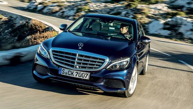 A quinta geração ficou 9,5 cm mais comprida que a Classe C anterior | <a href="https://gutenberg.quatrorodas.abril.com.br/carros/impressoes/mercedes-benz-c-250-783412.shtml" rel="migration">Leia mais</a> A quinta geração ficou 9,5 cm mais comprida que a Classe C anterior | <a href="https://gutenberg.quatrorodas.abril.com.br/carros/impressoes/mercedes-benz-c-250-783412.shtml" rel="migration">Leia mais</a>