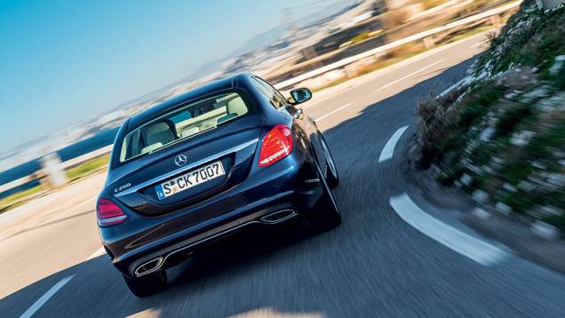 Traseira foi nitidamente inspirada no novo Classe S | <a href="https://gutenberg.quatrorodas.abril.com.br/carros/impressoes/mercedes-benz-c-250-783412.shtml" rel="migration">Leia mais</a> Traseira foi nitidamente inspirada no novo Classe S | <a href="https://gutenberg.quatrorodas.abril.com.br/carros/impressoes/mercedes-benz-c-250-783412.shtml" rel="migration">Leia mais</a>