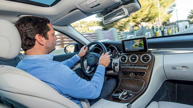 Interior oferece boa posição de dirigir e comandos à mão | <a href="https://gutenberg.quatrorodas.abril.com.br/carros/impressoes/mercedes-benz-c-250-783412.shtml" rel="migration">Leia mais</a> Interior oferece boa posição de dirigir e comandos à mão | <a href="https://gutenberg.quatrorodas.abril.com.br/carros/impressoes/mercedes-benz-c-250-783412.shtml" rel="migration">Leia mais</a>