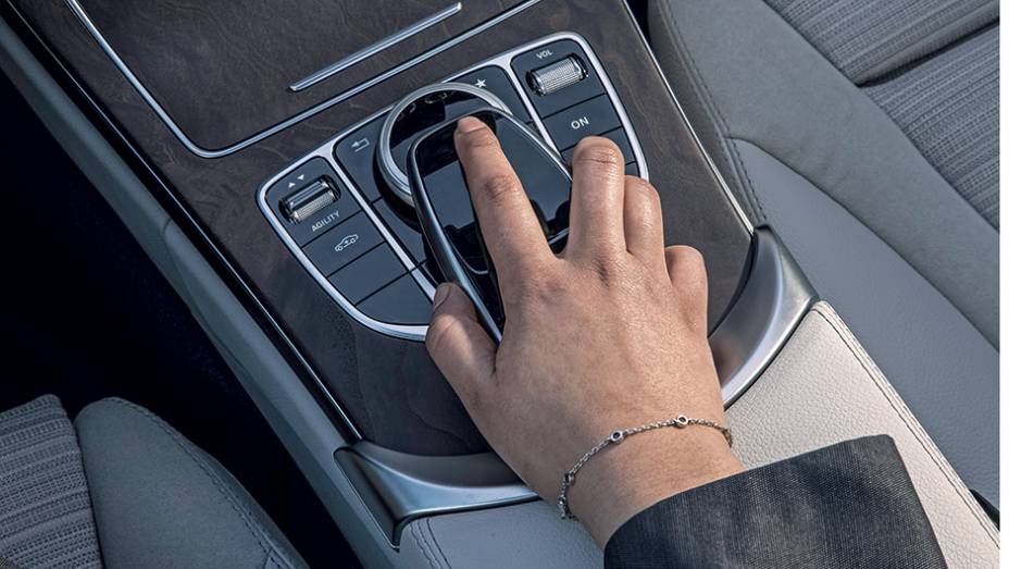 Deslize o dedo sobre o touchpad para controlar as funções do som e do GPS | <a href="https://gutenberg.quatrorodas.abril.com.br/carros/impressoes/mercedes-benz-c-250-783412.shtml" rel="migration">Leia mais</a>