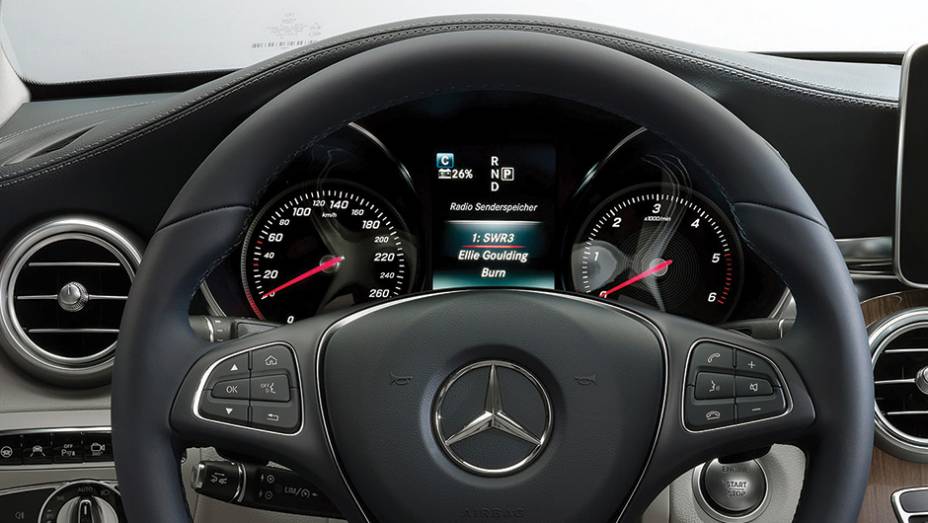 E o quadro de instrumentos trocou os três mostradores redondos por dois com um aro cromado | <a href="https://gutenberg.quatrorodas.abril.com.br/carros/impressoes/mercedes-benz-c-250-783412.shtml" rel="migration">Leia mais</a>