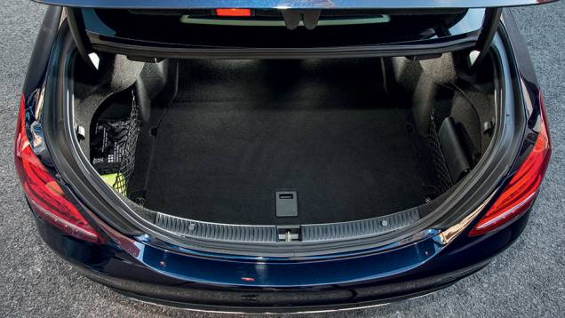 Porta-malas de 480 litros | <a href="https://gutenberg.quatrorodas.abril.com.br/carros/impressoes/mercedes-benz-c-250-783412.shtml" rel="migration">Leia mais</a> Porta-malas de 480 litros | <a href="https://gutenberg.quatrorodas.abril.com.br/carros/impressoes/mercedes-benz-c-250-783412.shtml" rel="migration">Leia mais</a>