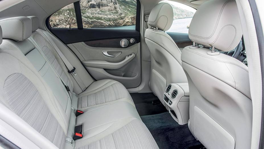 Espaço interno melhor com os 8 cm extras de entre-eixos | <a href="https://gutenberg.quatrorodas.abril.com.br/carros/impressoes/mercedes-benz-c-250-783412.shtml" rel="migration">Leia mais</a>