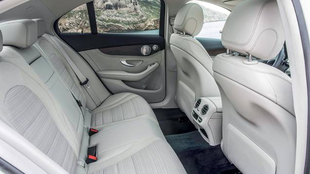 Espaço interno melhor com os 8 cm extras de entre-eixos | <a href="https://gutenberg.quatrorodas.abril.com.br/carros/impressoes/mercedes-benz-c-250-783412.shtml" rel="migration">Leia mais</a> Espaço interno melhor com os 8 cm extras de entre-eixos | <a href="https://gutenberg.quatrorodas.abril.com.br/carros/impressoes/mercedes-benz-c-250-783412.shtml" rel="migration">Leia mais</a>