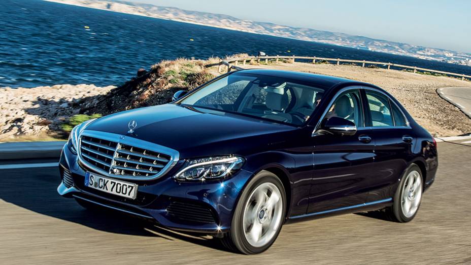 Design focou na elegância em vez da esportividade; lâminas da grade abrem ou fecham para melhorar a aerodinâmica | <a href="https://gutenberg.quatrorodas.abril.com.br/carros/impressoes/mercedes-benz-c-250-783412.shtml" rel="migration">Leia mais</a>