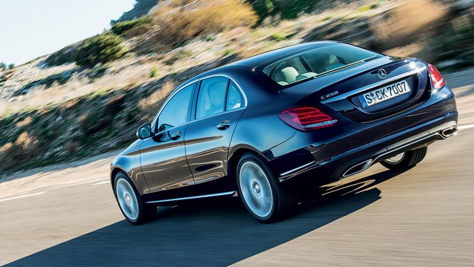A traseira é quase idêntica à do Classe S | <a href="https://gutenberg.quatrorodas.abril.com.br/carros/impressoes/mercedes-benz-c-250-783412.shtml" rel="migration">Leia mais</a>