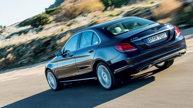 A traseira é quase idêntica à do Classe S | <a href="https://gutenberg.quatrorodas.abril.com.br/carros/impressoes/mercedes-benz-c-250-783412.shtml" rel="migration">Leia mais</a> A traseira é quase idêntica à do Classe S | <a href="https://gutenberg.quatrorodas.abril.com.br/carros/impressoes/mercedes-benz-c-250-783412.shtml" rel="migration">Leia mais</a>