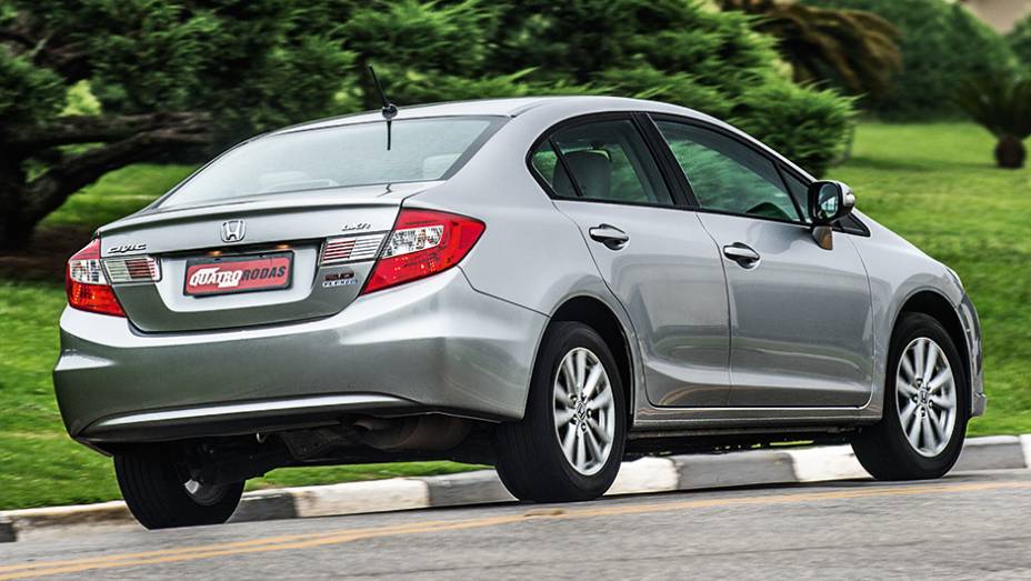 Visual do Civic está prestes a mudar | <a href="https://gutenberg.quatrorodas.abril.com.br/carros/comparativos/sedas-medios-783295.shtml" rel="migration">Leia mais</a>