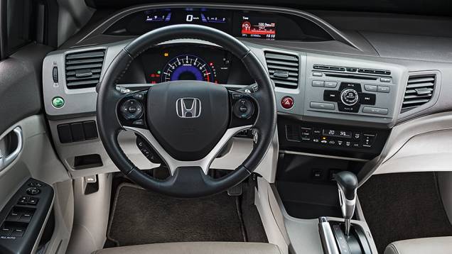 Volante pequeno confere esportividade. Mostradores estão em posição incomum | <a href="https://gutenberg.quatrorodas.abril.com.br/carros/comparativos/sedas-medios-783295.shtml" rel="migration">Leia mais</a> Volante pequeno confere esportividade. Mostradores estão em posição incomum | <a href="https://gutenberg.quatrorodas.abril.com.br/carros/comparativos/sedas-medios-783295.shtml" rel="migration">Leia mais</a>