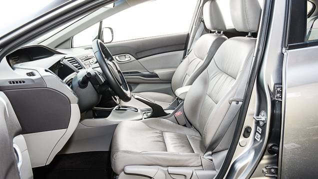 Bancos largos têm espuma macia, ao gosto americano | <a href="https://gutenberg.quatrorodas.abril.com.br/carros/comparativos/sedas-medios-783295.shtml" rel="migration">Leia mais</a> Bancos largos têm espuma macia, ao gosto americano | <a href="https://gutenberg.quatrorodas.abril.com.br/carros/comparativos/sedas-medios-783295.shtml" rel="migration">Leia mais</a>
