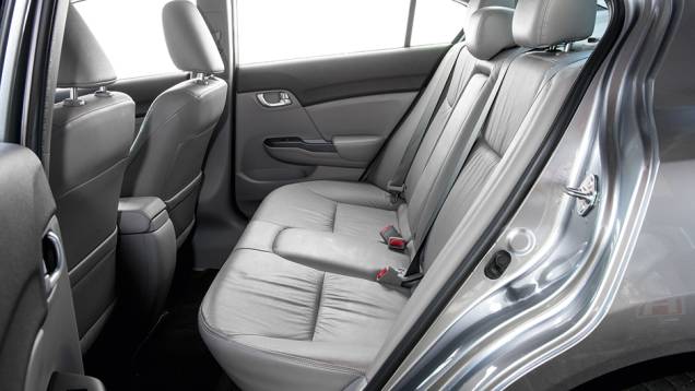 Assoalho traseiro é plano | <a href="https://gutenberg.quatrorodas.abril.com.br/carros/comparativos/sedas-medios-783295.shtml" rel="migration">Leia mais</a> Assoalho traseiro é plano | <a href="https://gutenberg.quatrorodas.abril.com.br/carros/comparativos/sedas-medios-783295.shtml" rel="migration">Leia mais</a>