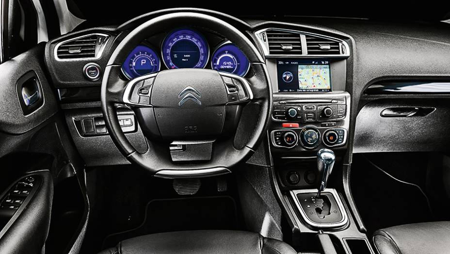 Diâmetro do volante é exageradamente grande. Ar digital é do tipo dual zone | <a href="https://gutenberg.quatrorodas.abril.com.br/carros/comparativos/sedas-medios-783295.shtml" rel="migration">Leia mais</a>