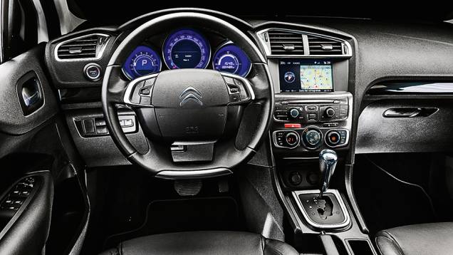 Diâmetro do volante é exageradamente grande. Ar digital é do tipo dual zone | <a href="https://gutenberg.quatrorodas.abril.com.br/carros/comparativos/sedas-medios-783295.shtml" rel="migration">Leia mais</a> Diâmetro do volante é exageradamente grande. Ar digital é do tipo dual zone | <a href="https://gutenberg.quatrorodas.abril.com.br/carros/comparativos/sedas-medios-783295.shtml" rel="migration">Leia mais</a>