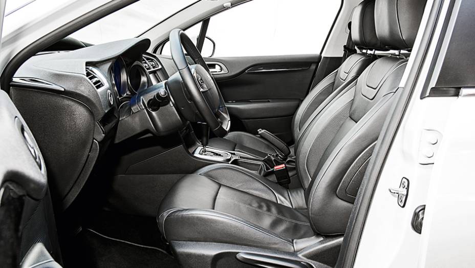 Bancos envolventes têm pegada esportiva | <a href="https://gutenberg.quatrorodas.abril.com.br/carros/comparativos/sedas-medios-783295.shtml" rel="migration">Leia mais</a>