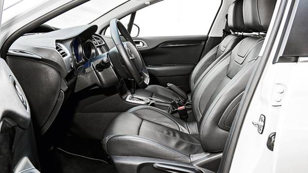 Bancos envolventes têm pegada esportiva | <a href="https://gutenberg.quatrorodas.abril.com.br/carros/comparativos/sedas-medios-783295.shtml" rel="migration">Leia mais</a> Bancos envolventes têm pegada esportiva | <a href="https://gutenberg.quatrorodas.abril.com.br/carros/comparativos/sedas-medios-783295.shtml" rel="migration">Leia mais</a>