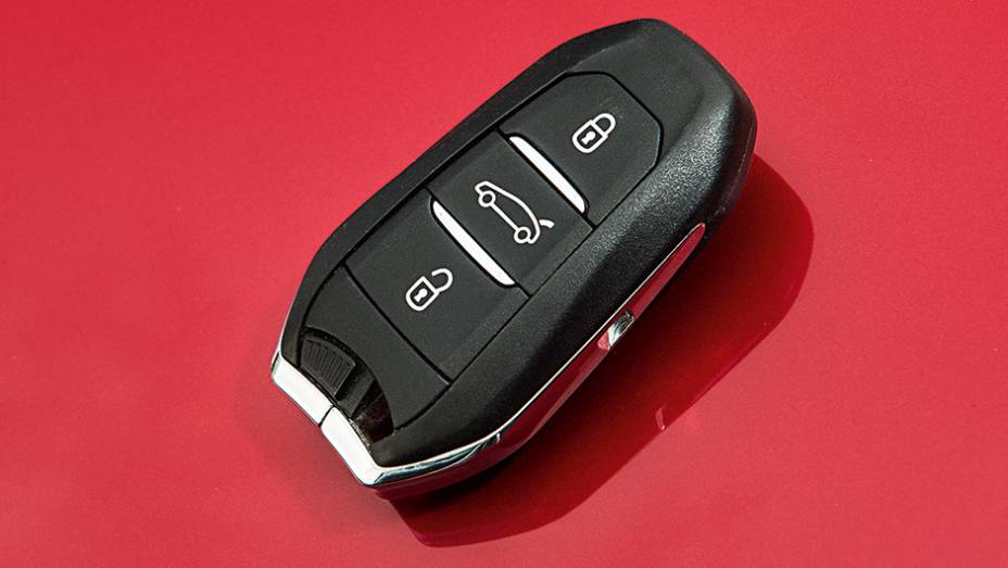 Chave presencial tem belo design | <a href="https://gutenberg.quatrorodas.abril.com.br/carros/comparativos/sedas-medios-783295.shtml" rel="migration">Leia mais</a>