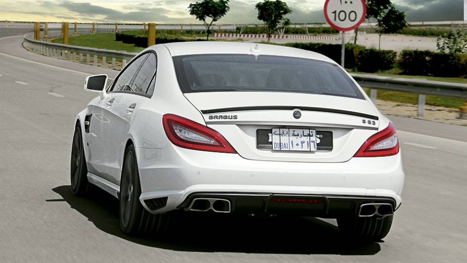 Para virar um Brabus, o Mercedes CLS recebe o logotipo da marca, um discreto aerof&oacute;lio, o difusor de carbono e quatro enormes escapes | <a href="https://gutenberg.quatrorodas.abril.com.br/carros/impressoes/brabus-cls-787697.shtml" rel="migration">Leia mais</a>