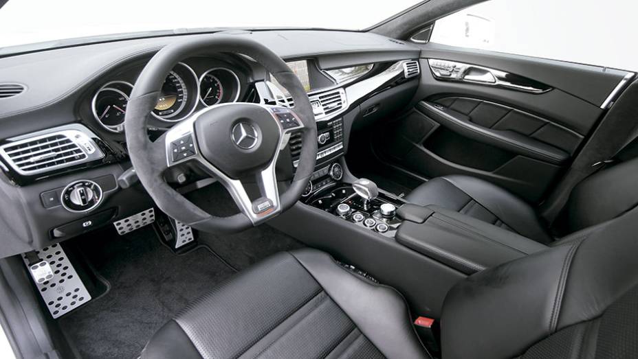 Interior personalizado inclui pedaleiras, volante e grandes borboletas atr&aacute;s do volante, todos com a marca da empresa | <a href="https://gutenberg.quatrorodas.abril.com.br/carros/impressoes/brabus-cls-787697.shtml" rel="migration">Leia mais</a>