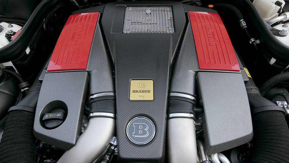 Motor é o V8 biturbo original da AMG, mas retrabalhado para atingir 620 cv | <a href="https://gutenberg.quatrorodas.abril.com.br/carros/impressoes/brabus-cls-787697.shtml" rel="migration">Leia mais</a>