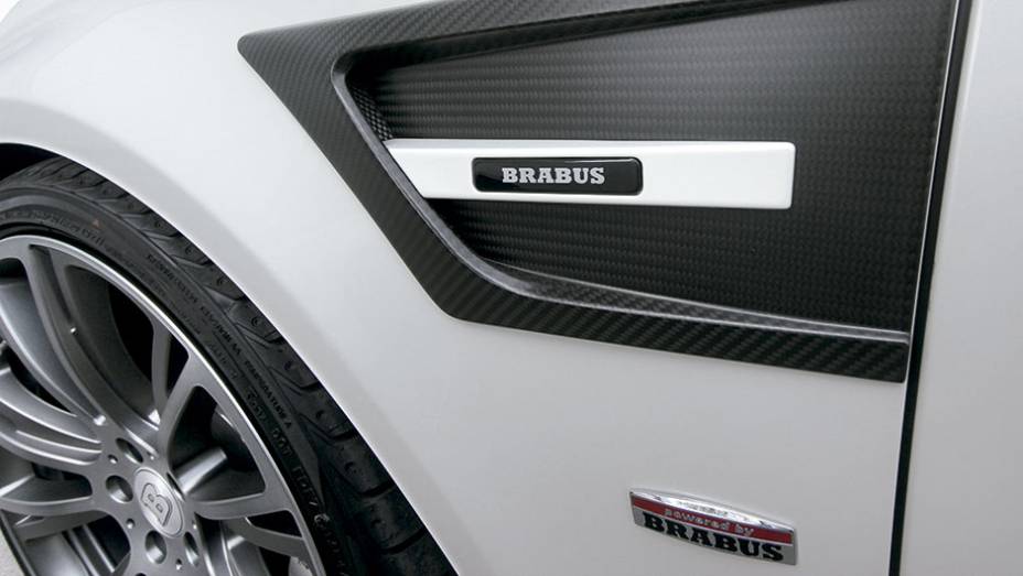 Saída de ar exclusiva de fibra de carbono | <a href="https://gutenberg.quatrorodas.abril.com.br/carros/impressoes/brabus-cls-787697.shtml" rel="migration">Leia mais</a>