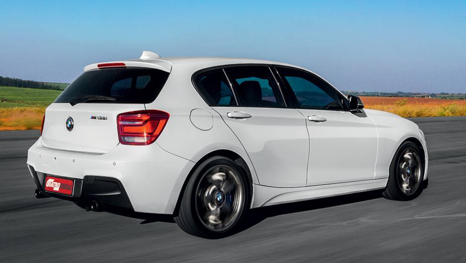 M135i aposta em discri&ccedil;&atilde;o. Seu trunfo &eacute; divers&atilde;o | <a href="https://gutenberg.quatrorodas.abril.com.br/carros/comparativos/45-amg-x-s3-x-m135i-787525.shtml" rel="migration">Leia mais</a>