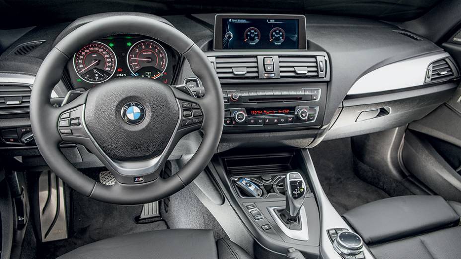 BMW &eacute; m&aacute;quina de divers&atilde;o. Volante &eacute; quase vertical e o motorista "veste" o carro. N&atilde;o h&aacute; melhor | <a href="https://gutenberg.quatrorodas.abril.com.br/carros/comparativos/45-amg-x-s3-x-m135i-787525.shtml" rel="migration">Leia mais</a>