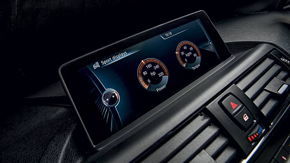 Mostradores exibem pot&ecirc;ncia e torque | <a href="https://gutenberg.quatrorodas.abril.com.br/carros/comparativos/45-amg-x-s3-x-m135i-787525.shtml" rel="migration">Leia mais</a>