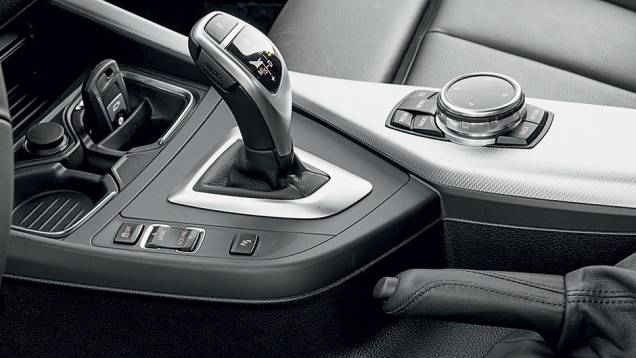 Freio de mão aumenta a diversão | <a href="https://gutenberg.quatrorodas.abril.com.br/carros/comparativos/45-amg-x-s3-x-m135i-787525.shtml" rel="migration">Leia mais</a> Freio de mão aumenta a diversão | <a href="https://gutenberg.quatrorodas.abril.com.br/carros/comparativos/45-amg-x-s3-x-m135i-787525.shtml" rel="migration">Leia mais</a>
