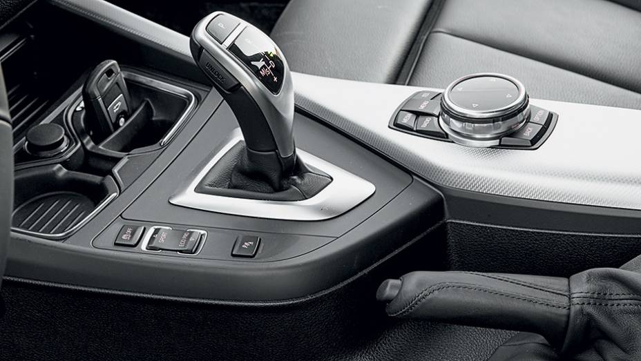 Freio de m&atilde;o aumenta a divers&atilde;o | <a href="https://gutenberg.quatrorodas.abril.com.br/carros/comparativos/45-amg-x-s3-x-m135i-787525.shtml" rel="migration">Leia mais</a>