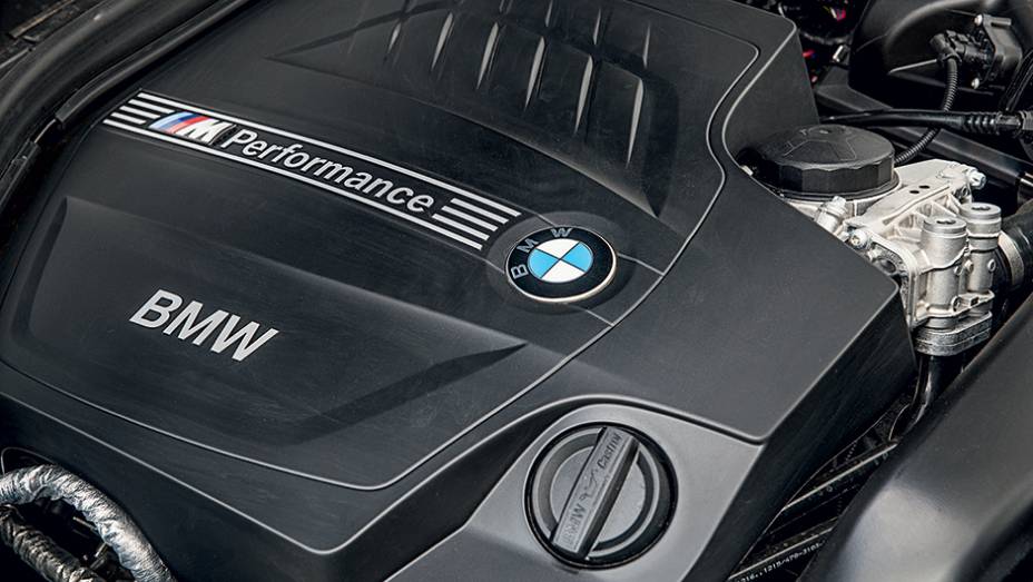 Motor 3.0 &eacute; o &uacute;nico 6-cilindros da trupe | <a href="https://gutenberg.quatrorodas.abril.com.br/carros/comparativos/45-amg-x-s3-x-m135i-787525.shtml" rel="migration">Leia mais</a>