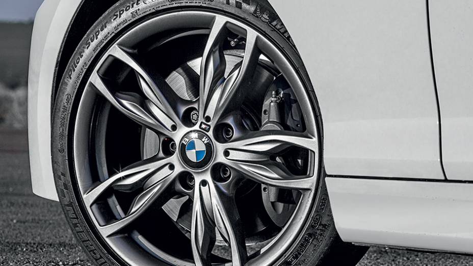 Pneus t&ecirc;m medidas distintas nos eixos | <a href="https://gutenberg.quatrorodas.abril.com.br/carros/comparativos/45-amg-x-s3-x-m135i-787525.shtml" rel="migration">Leia mais</a>