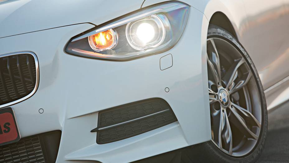 Assinatura visual do M135i &eacute; not&oacute;ria | <a href="https://gutenberg.quatrorodas.abril.com.br/carros/comparativos/45-amg-x-s3-x-m135i-787525.shtml" rel="migration">Leia mais</a>
