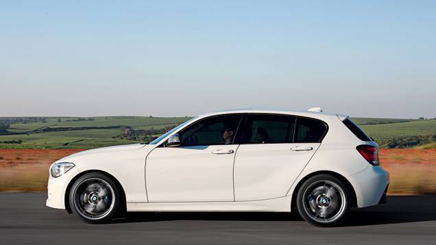 Só o BMW tem tração traseira, o que é uma garantia de diversão | <a href="https://gutenberg.quatrorodas.abril.com.br/carros/comparativos/45-amg-x-s3-x-m135i-787525.shtml" rel="migration">Leia mais</a> Só o BMW tem tração traseira, o que é uma garantia de diversão | <a href="https://gutenberg.quatrorodas.abril.com.br/carros/comparativos/45-amg-x-s3-x-m135i-787525.shtml" rel="migration">Leia mais</a>