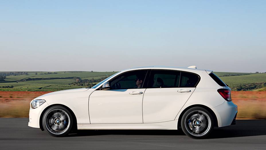 S&oacute; o BMW tem tra&ccedil;&atilde;o traseira, o que &eacute; uma garantia de divers&atilde;o | <a href="https://gutenberg.quatrorodas.abril.com.br/carros/comparativos/45-amg-x-s3-x-m135i-787525.shtml" rel="migration">Leia mais</a>