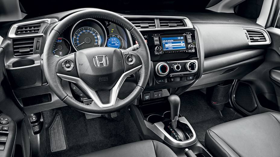 Centro do painel voltado para o piloto: sensação de cockpit | <a href="https://gutenberg.quatrorodas.abril.com.br/carros/testes/honda-fit-exl-1-5-786780.shtml" rel="migration">Leia mais</a>