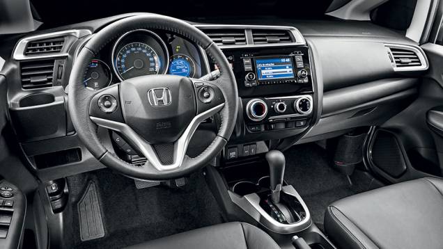 Centro do painel voltado para o piloto: sensação de cockpit | <a href="https://gutenberg.quatrorodas.abril.com.br/carros/testes/honda-fit-exl-1-5-786780.shtml" rel="migration">Leia mais</a> Centro do painel voltado para o piloto: sensação de cockpit | <a href="https://gutenberg.quatrorodas.abril.com.br/carros/testes/honda-fit-exl-1-5-786780.shtml" rel="migration">Leia mais</a>
