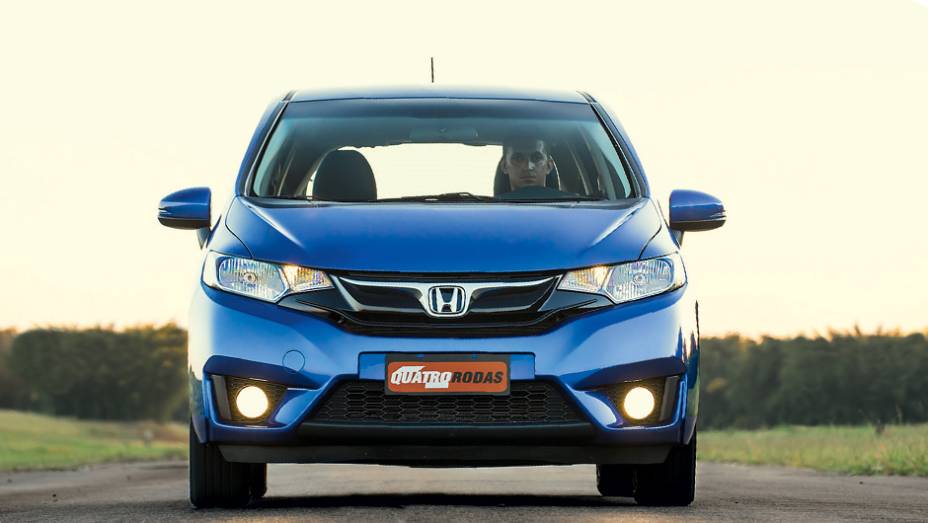 Faróis de dupla parábola ficaram de fora do Fit brasileiro | <a href="https://gutenberg.quatrorodas.abril.com.br/carros/testes/honda-fit-exl-1-5-786780.shtml" rel="migration">Leia mais</a>