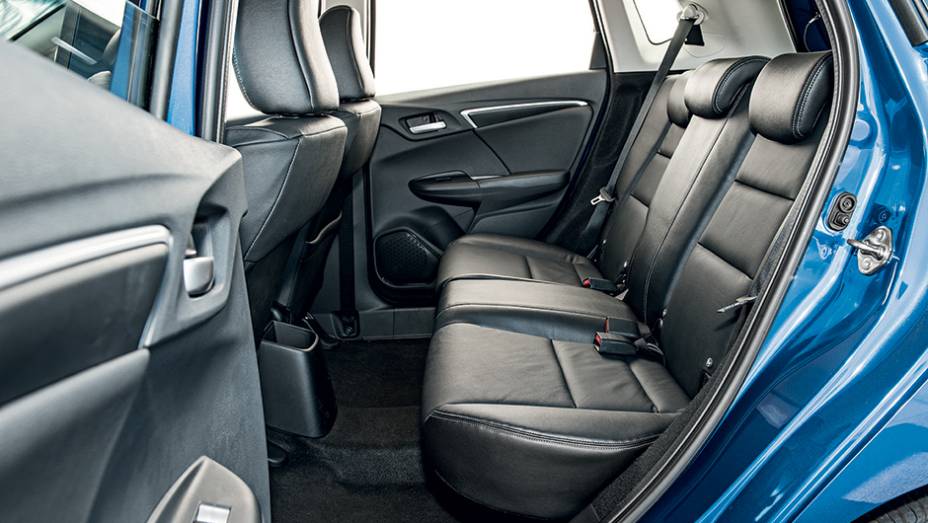 … atrás, o novo Fit tem mais espaço para ombros e pernas | <a href="https://gutenberg.quatrorodas.abril.com.br/carros/testes/honda-fit-exl-1-5-786780.shtml" rel="migration">Leia mais</a>