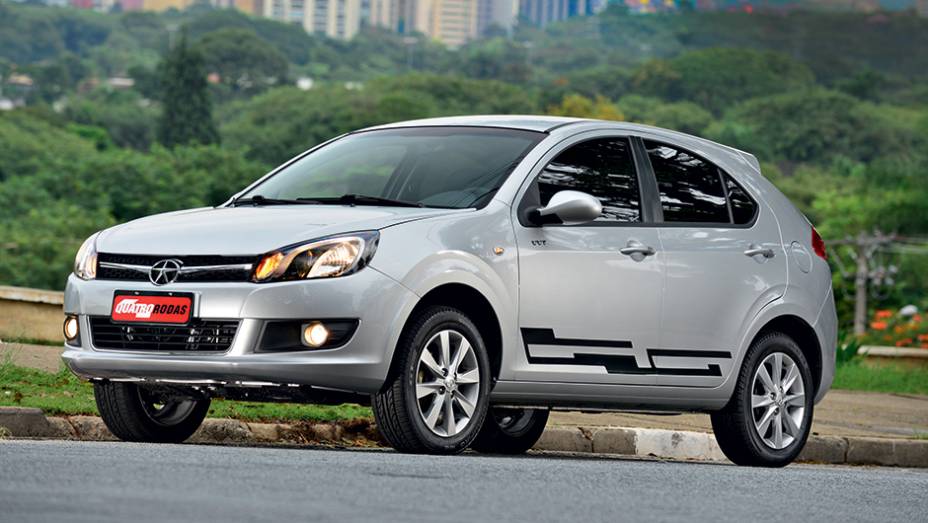 S&oacute; rodas e faixas decorativas d&atilde;o cara pr&oacute;pria &agrave; vers&atilde;o S | <a href="https://gutenberg.quatrorodas.abril.com.br/carros/impressoes/jac-j3-s-785154.shtml" rel="migration">Leia mais</a>