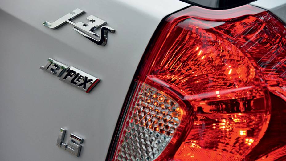 Logotipo J3 s lembra ideograma chin&ecirc;s | <a href="https://gutenberg.quatrorodas.abril.com.br/carros/impressoes/jac-j3-s-785154.shtml" rel="migration">Leia mais</a>