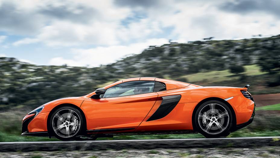 O McLaren conversível fica com jeitão de cupê com a capota rígida | <a href="https://gutenberg.quatrorodas.abril.com.br/carros/impressoes/mclaren-650s-787311.shtml" rel="migration">Leia mais</a>