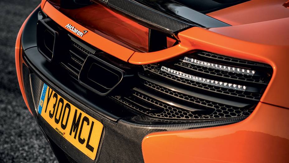 Escapes ficam escondidos no painel traseiro | <a href="https://gutenberg.quatrorodas.abril.com.br/carros/impressoes/mclaren-650s-787311.shtml" rel="migration">Leia mais</a>