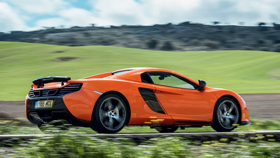 Asa traseira trabalha como o DRS da F-1 | <a href="https://gutenberg.quatrorodas.abril.com.br/carros/impressoes/mclaren-650s-787311.shtml" rel="migration">Leia mais</a>